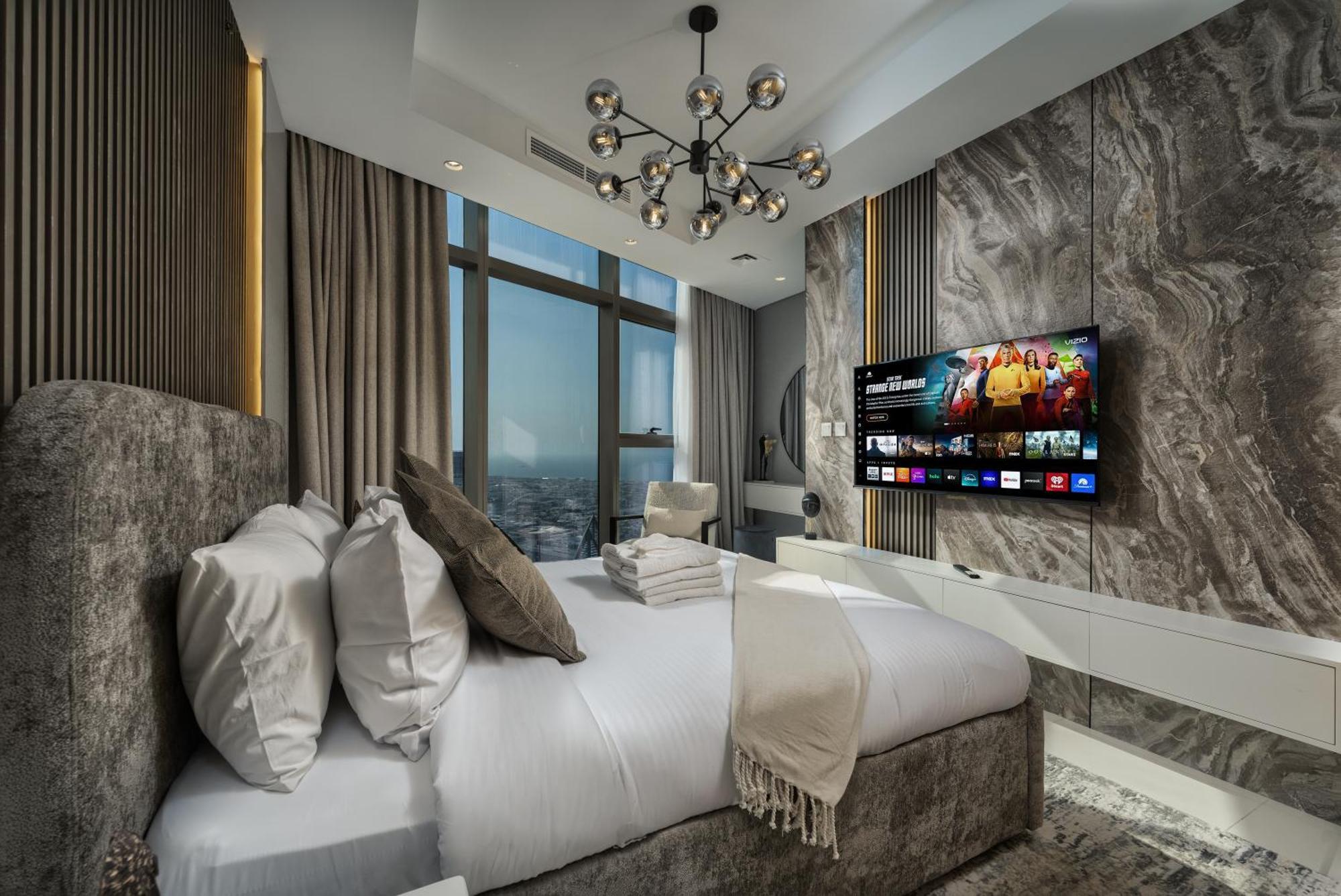 Scenic Infinity Pool With Burj Khalifa Views Apartment