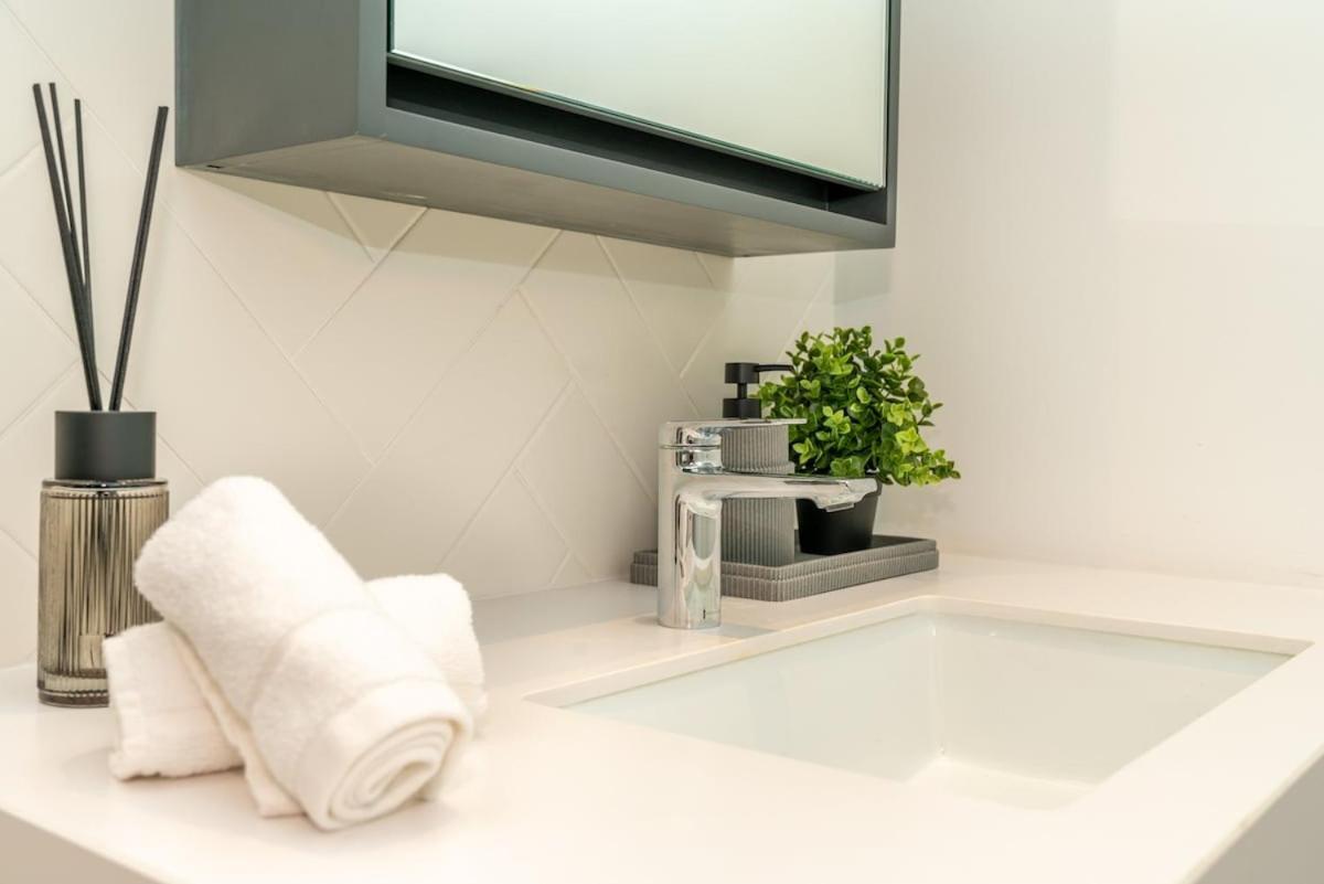 Sleek & Modern 1br With Luxury Pool In Jvc Apartment *