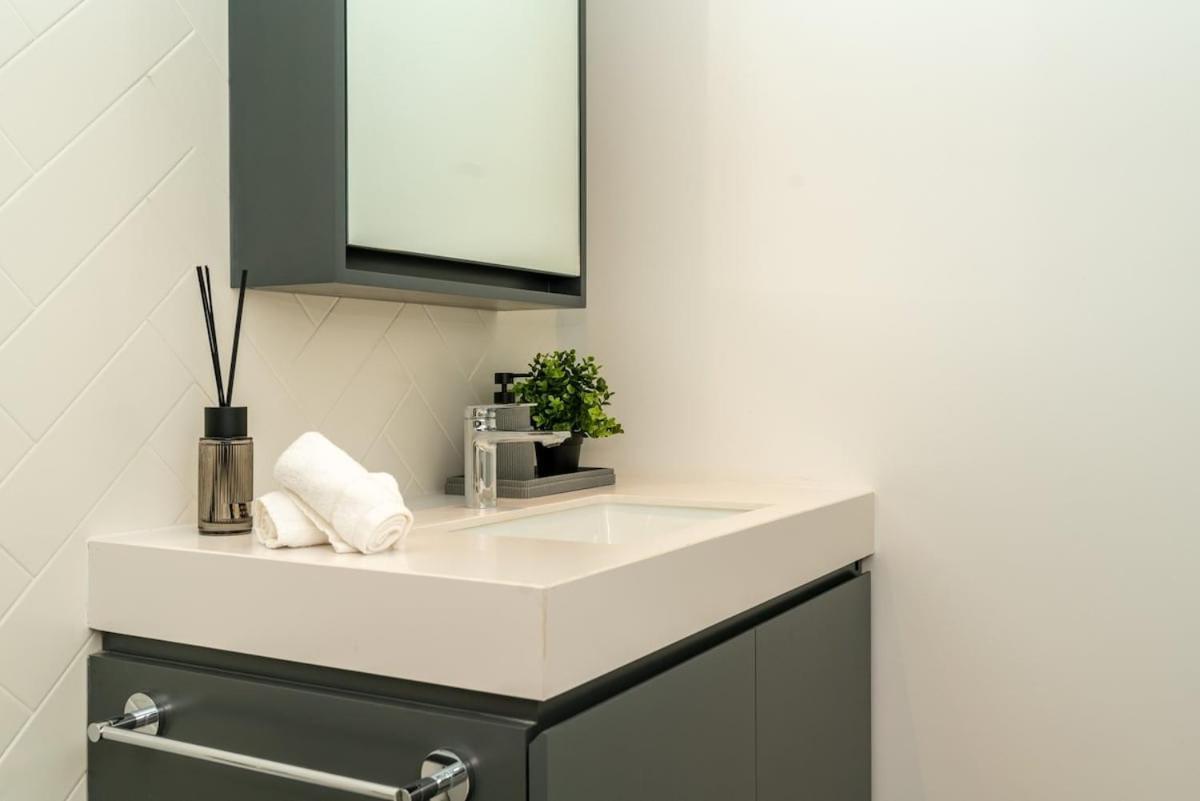 Sleek & Modern 1br With Luxury Pool In Jvc Apartment