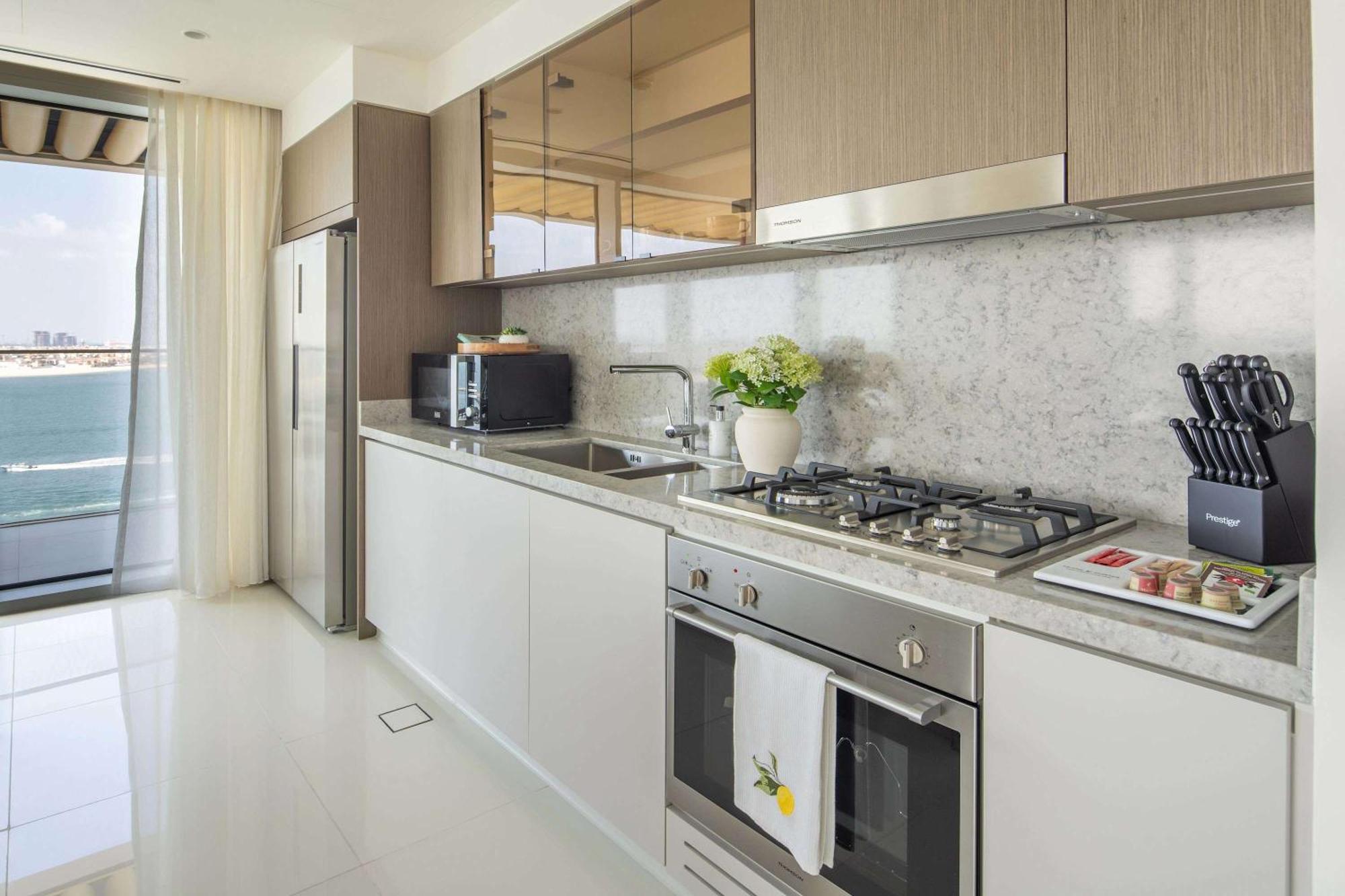 Frank Porter - Grand Bleu Tower Apartment Dubai