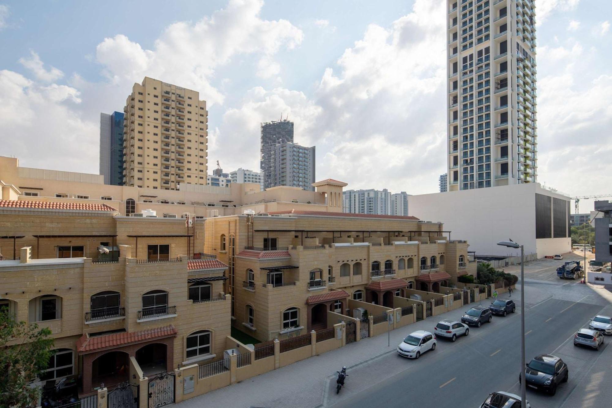 Frank Porter - Oakley Square Residences A * Dubai