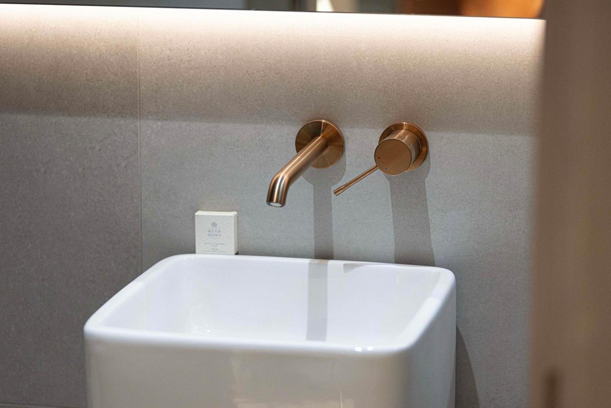 Modern 1-bedroom With Luxurious Amenities In Jvc Apartment