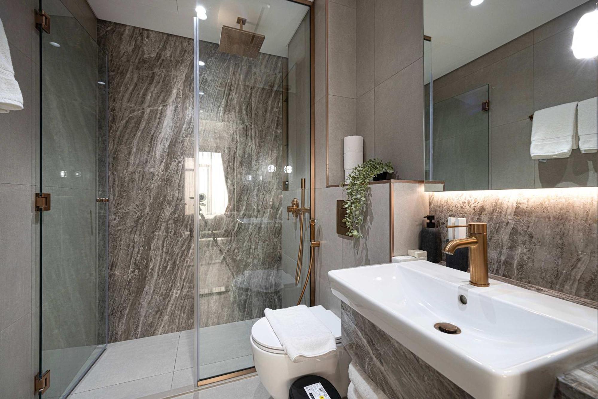 Modern 1-bedroom With Luxurious Amenities In Jvc *