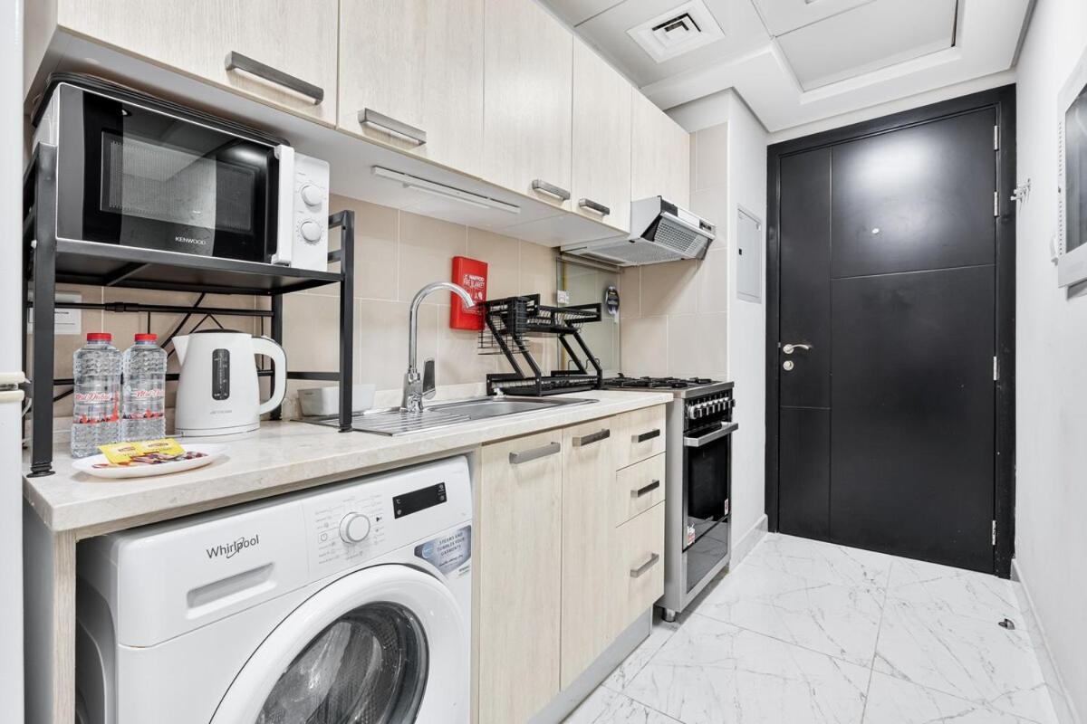 Apartment 1br Oasis With Pool, Gym, And Kid's Playground