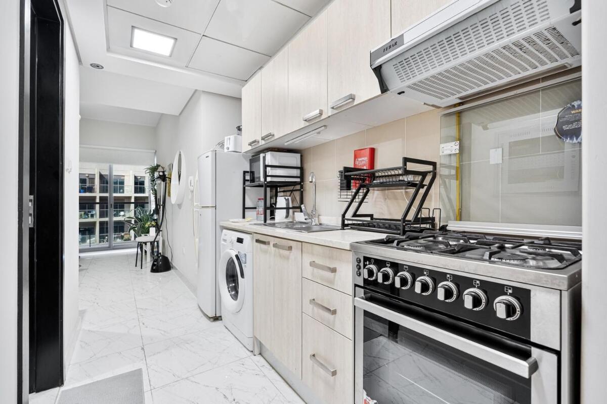 1br Oasis With Pool, Gym, And Kid's Playground