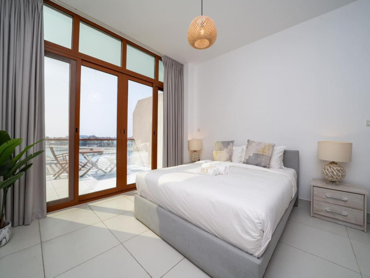 Chic Waterfront In Palm Views West Apartment Dubai
