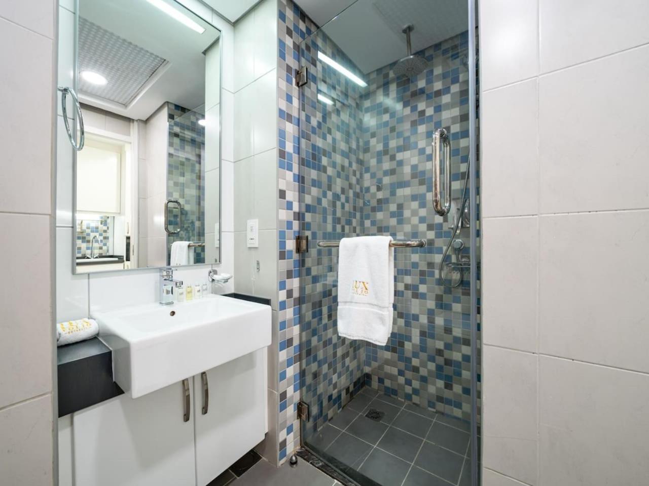 Apartment Chic Waterfront In Palm Views West Dubai