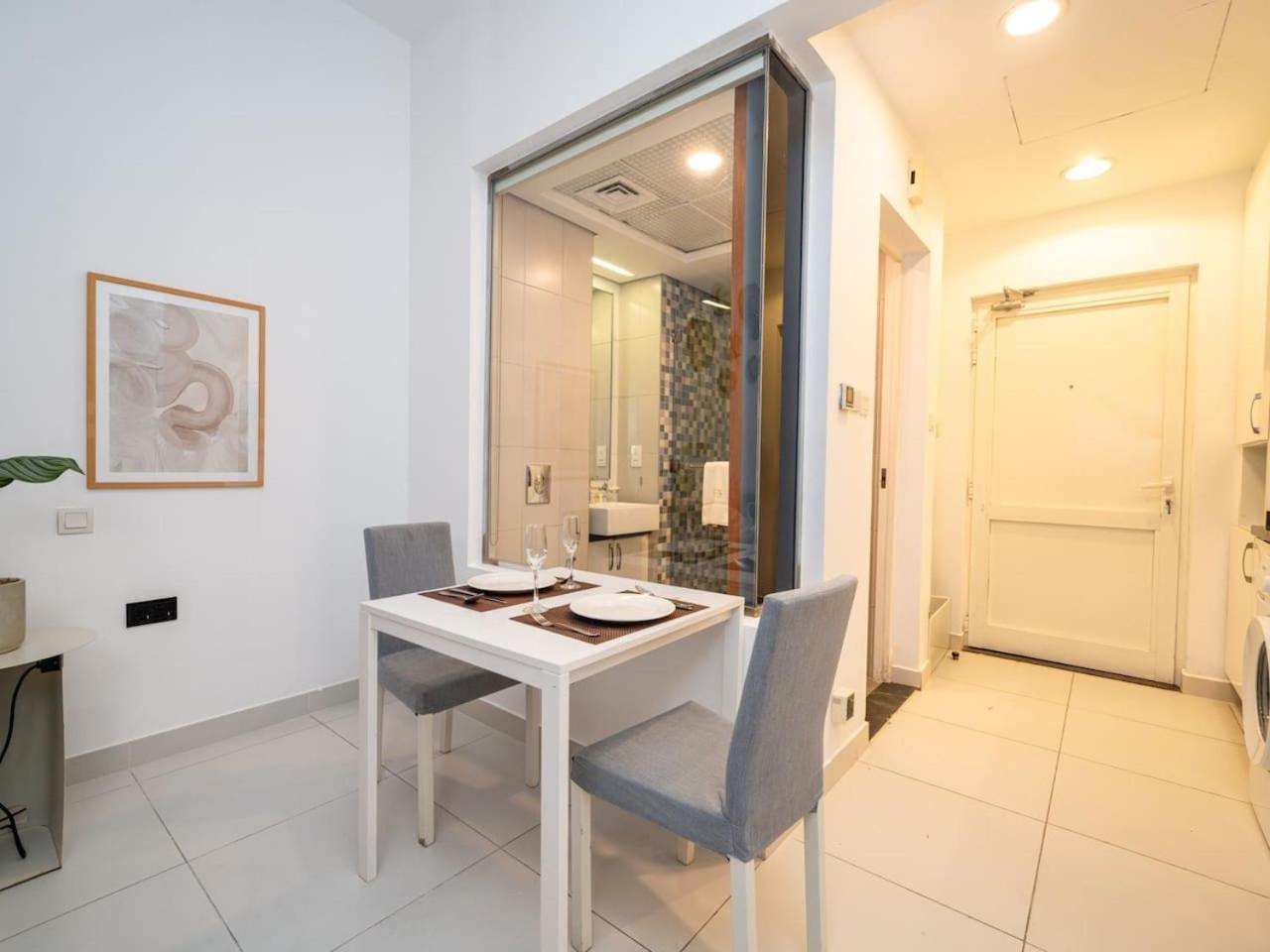 Chic Waterfront In Palm Views West Apartment Dubai