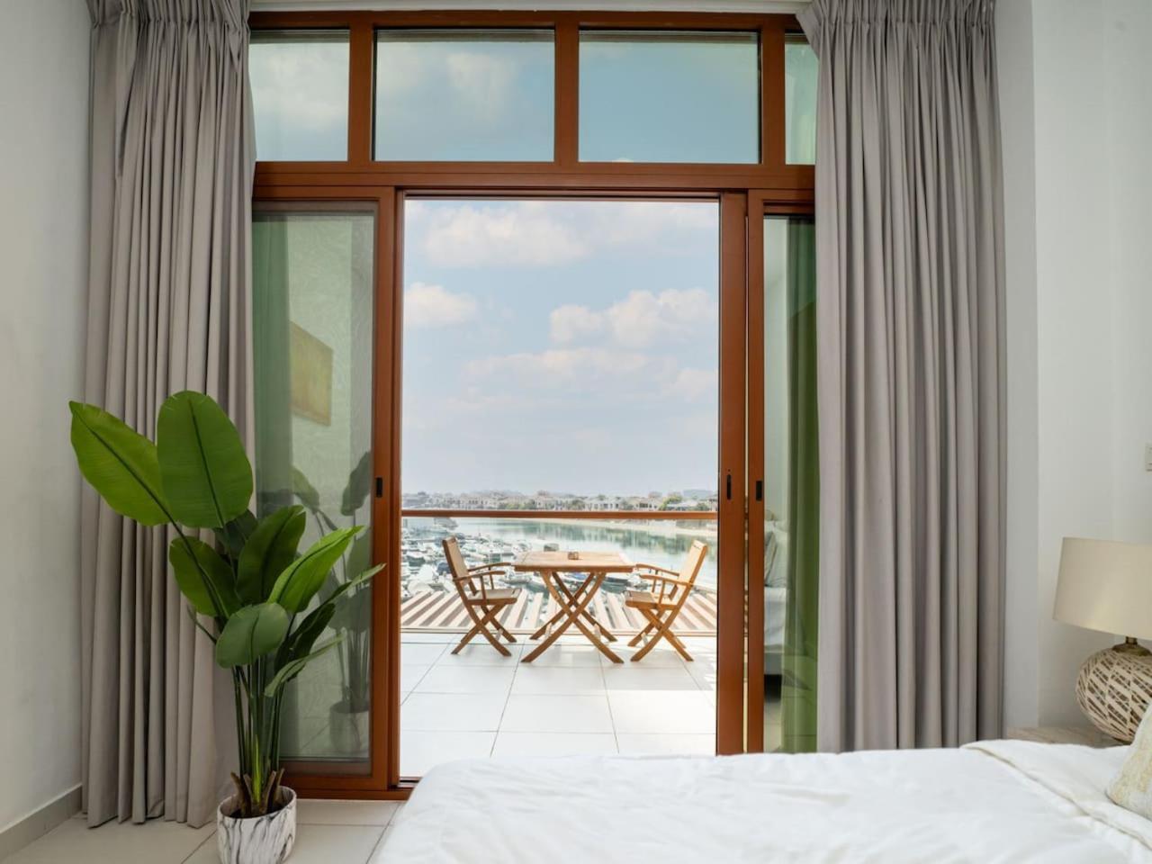 Chic Waterfront In Palm Views West *