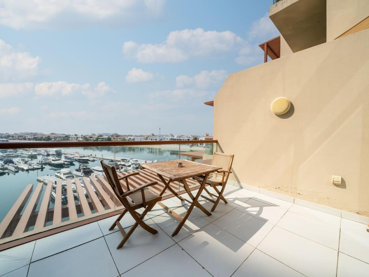 Chic Waterfront In Palm Views West * Dubai