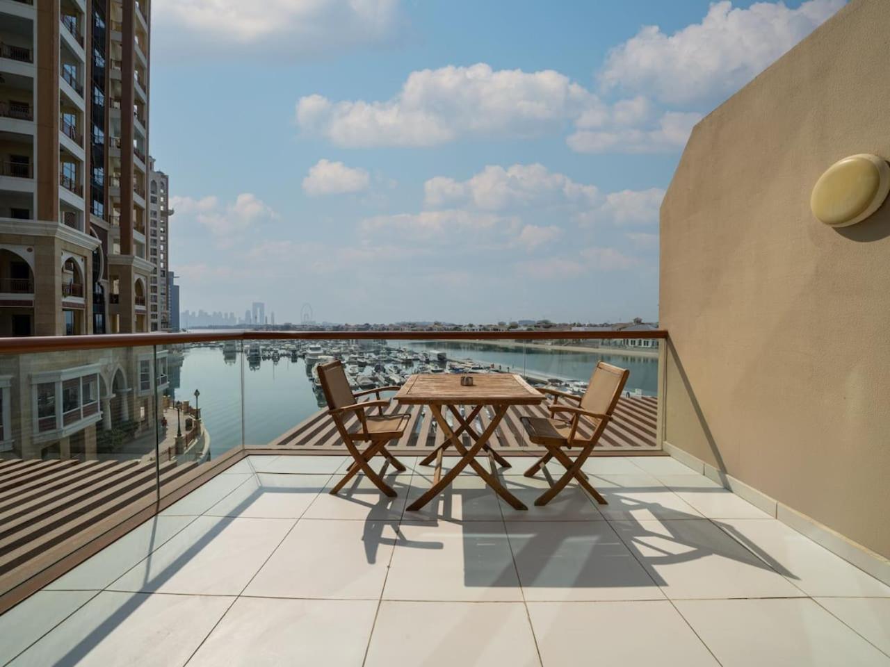 Chic Waterfront In Palm Views West Apartment
