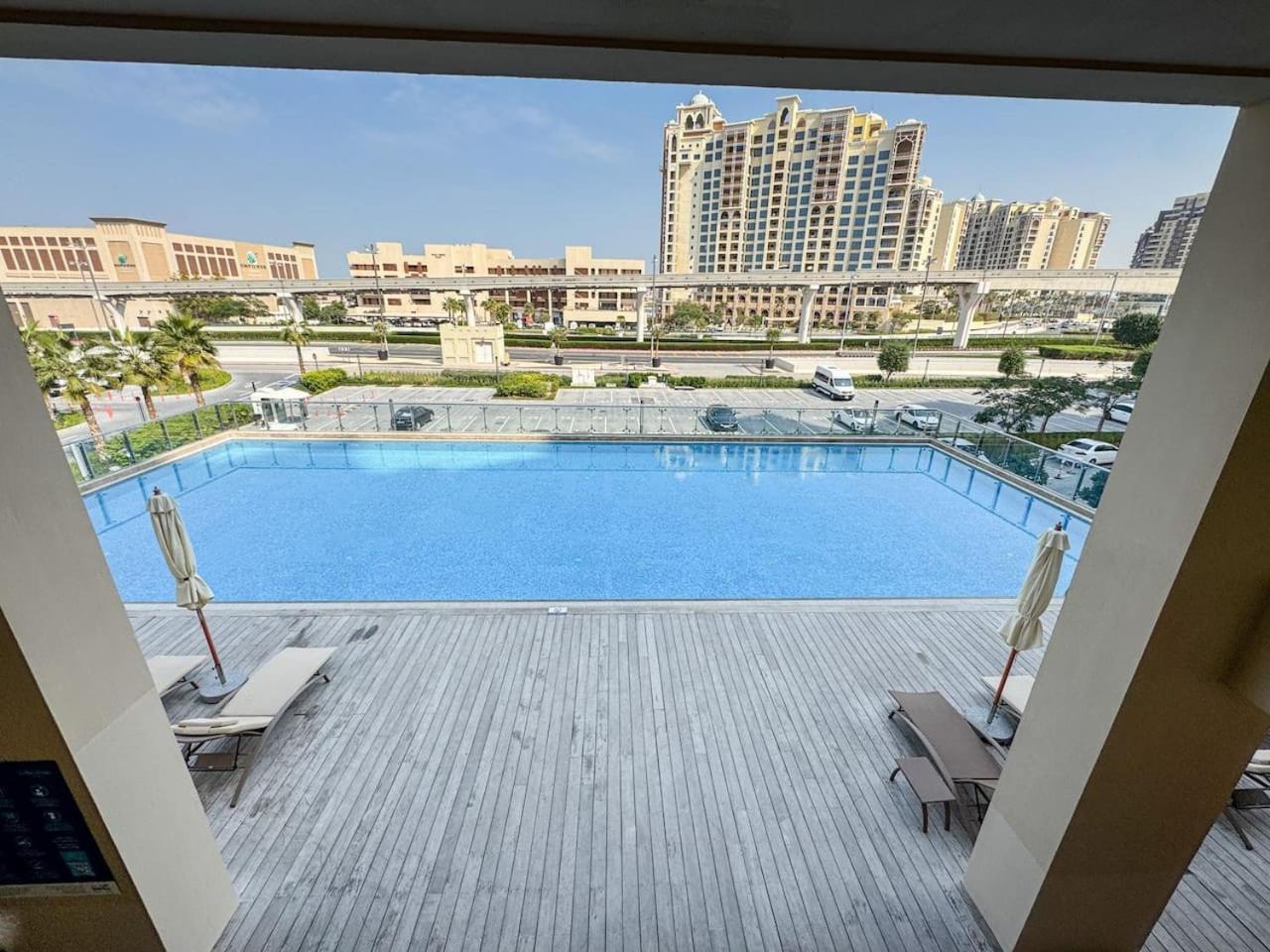 Chic Waterfront In Palm Views West Apartment *