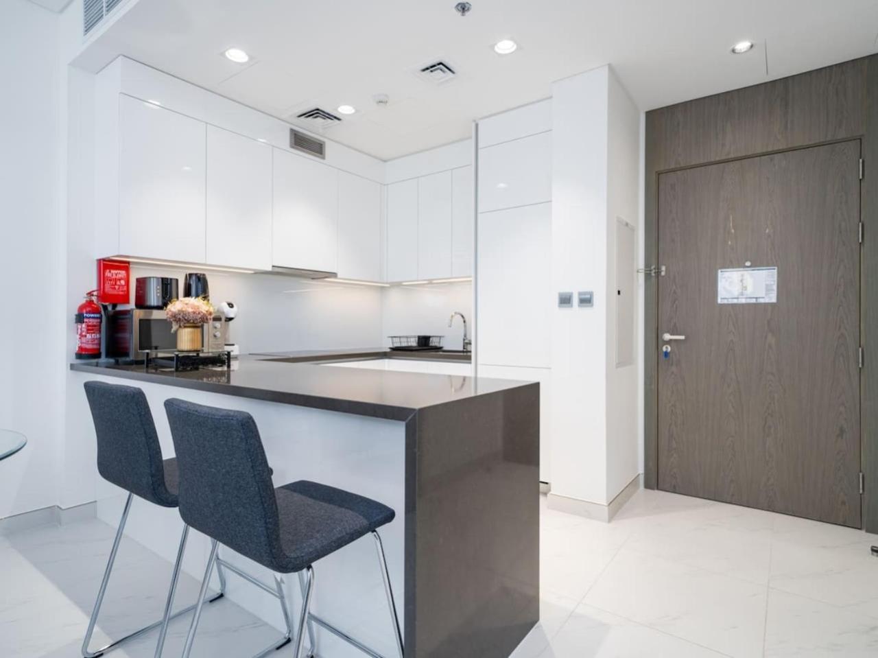 Apartment Luxury Lagoon-side Living 1-bed In District One *