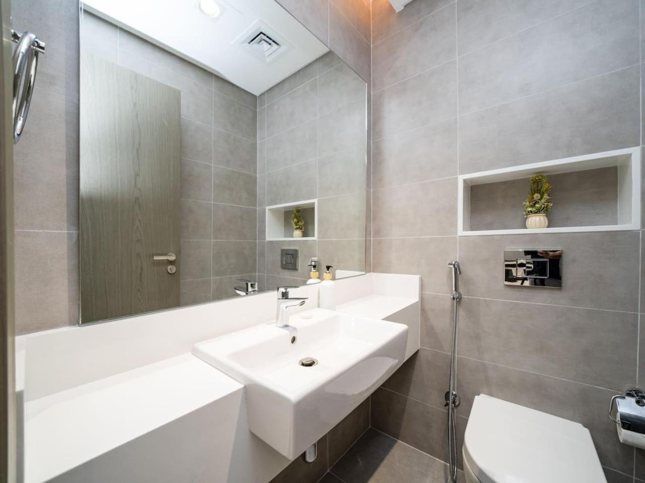 Luxury Lagoon-side Living 1-bed In District One Apartment Dubai
