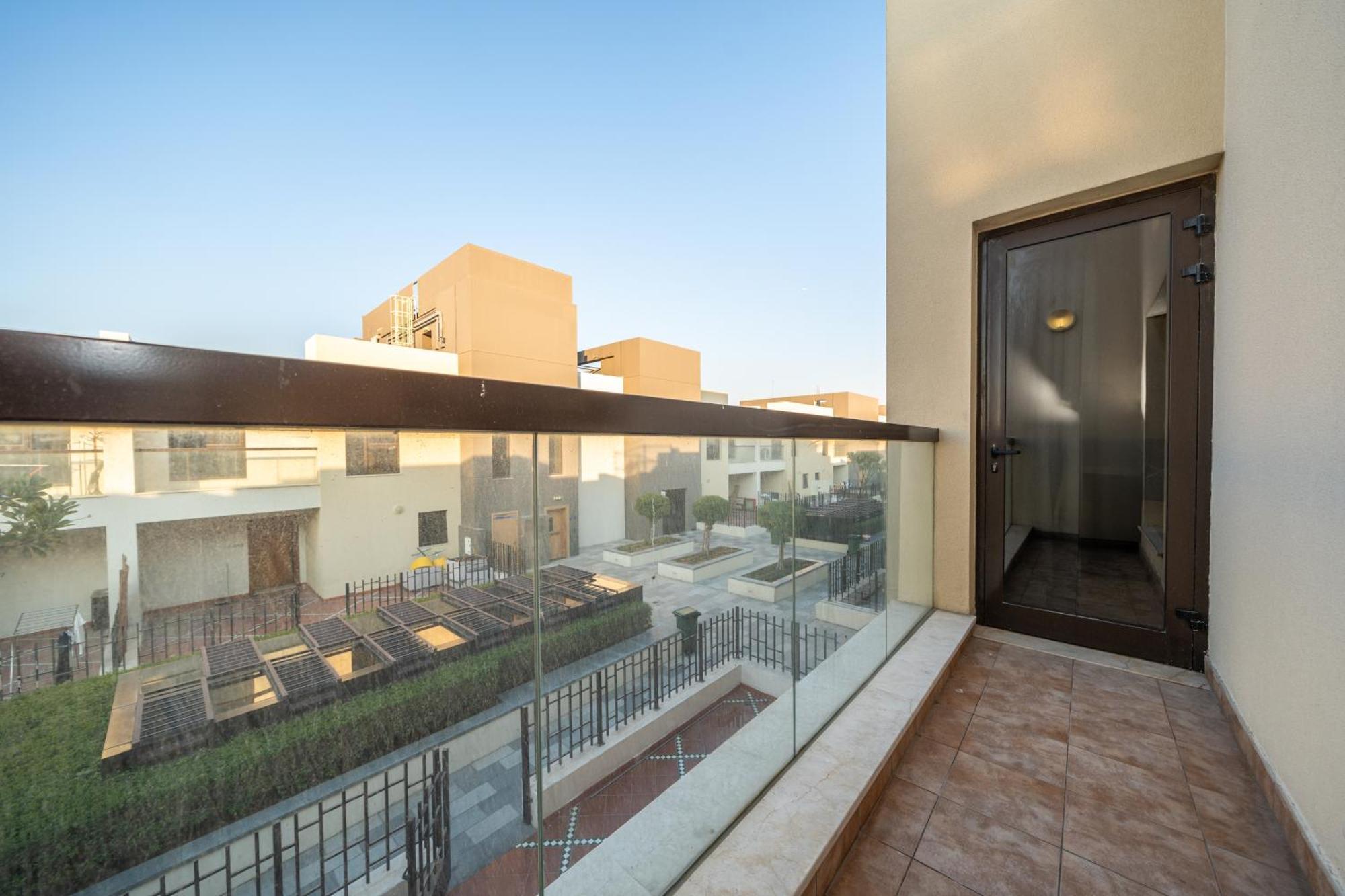 Elegant 3br Sky With Large Balcony And Yard Dubai