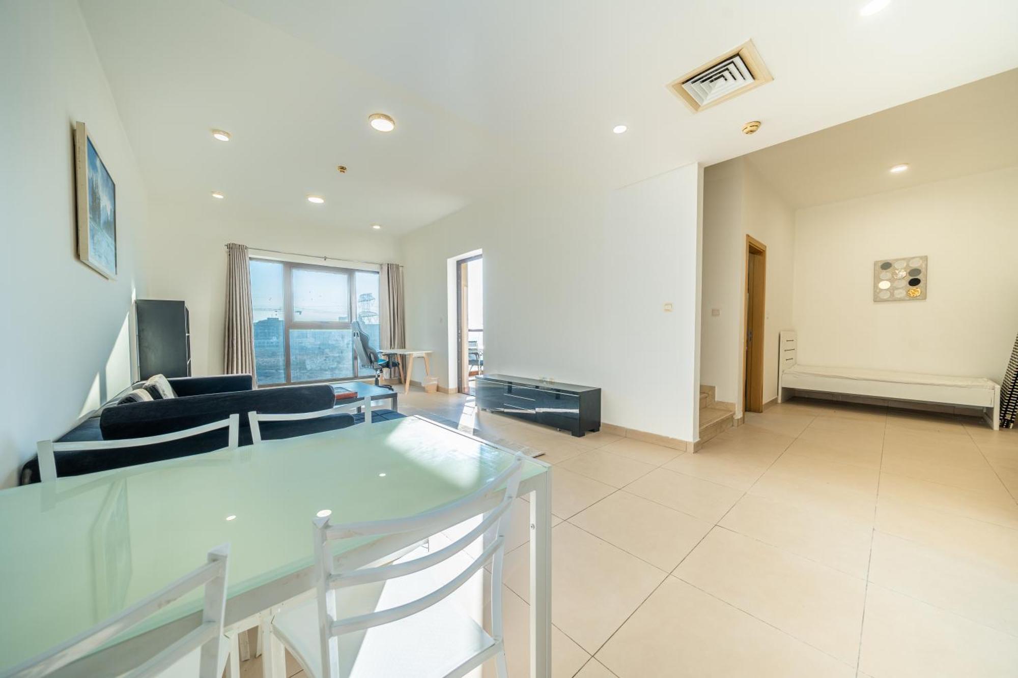 Villa Elegant 3br Sky With Large Balcony And Yard Dubai