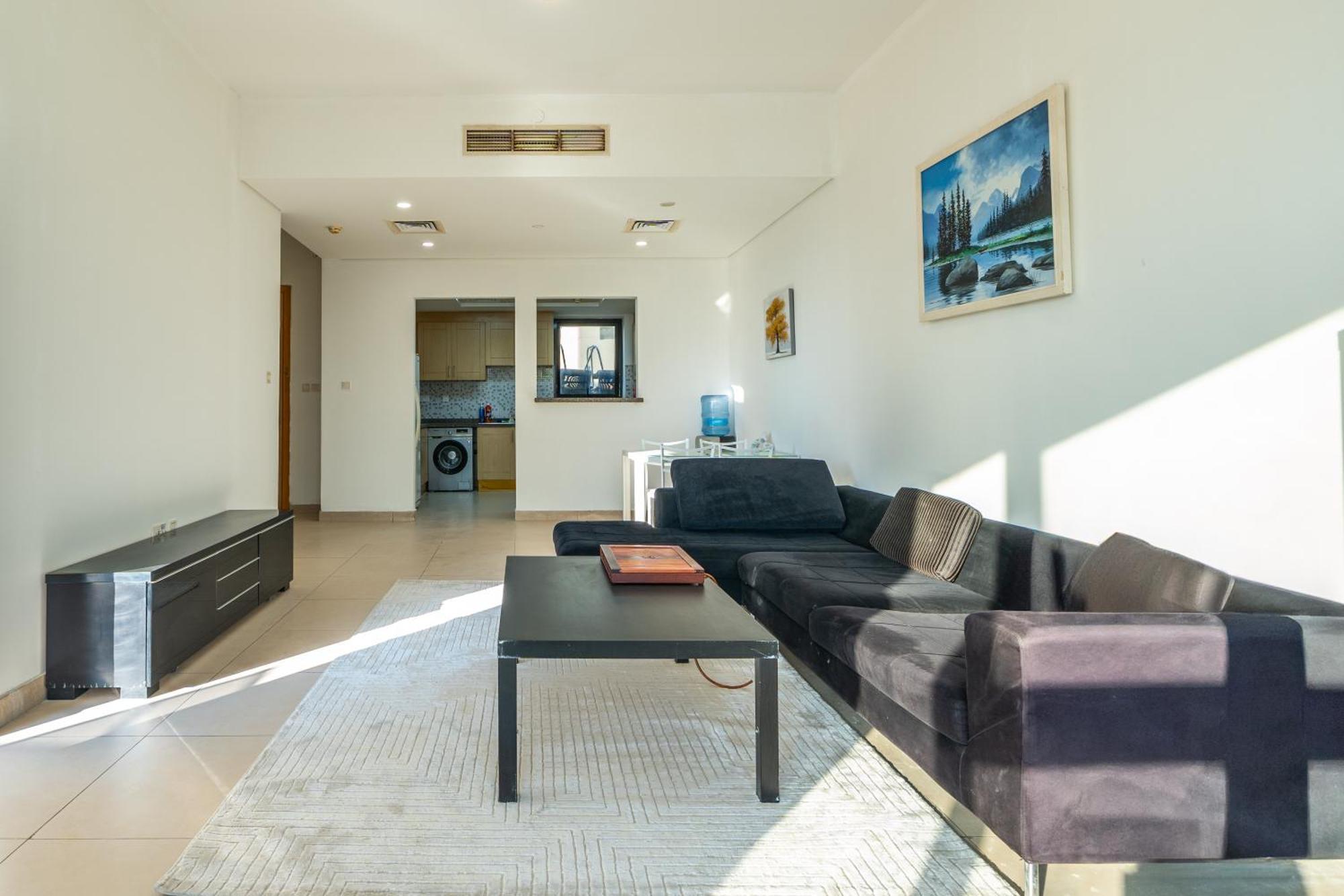 Villa Elegant 3br Sky With Large Balcony And Yard Dubai