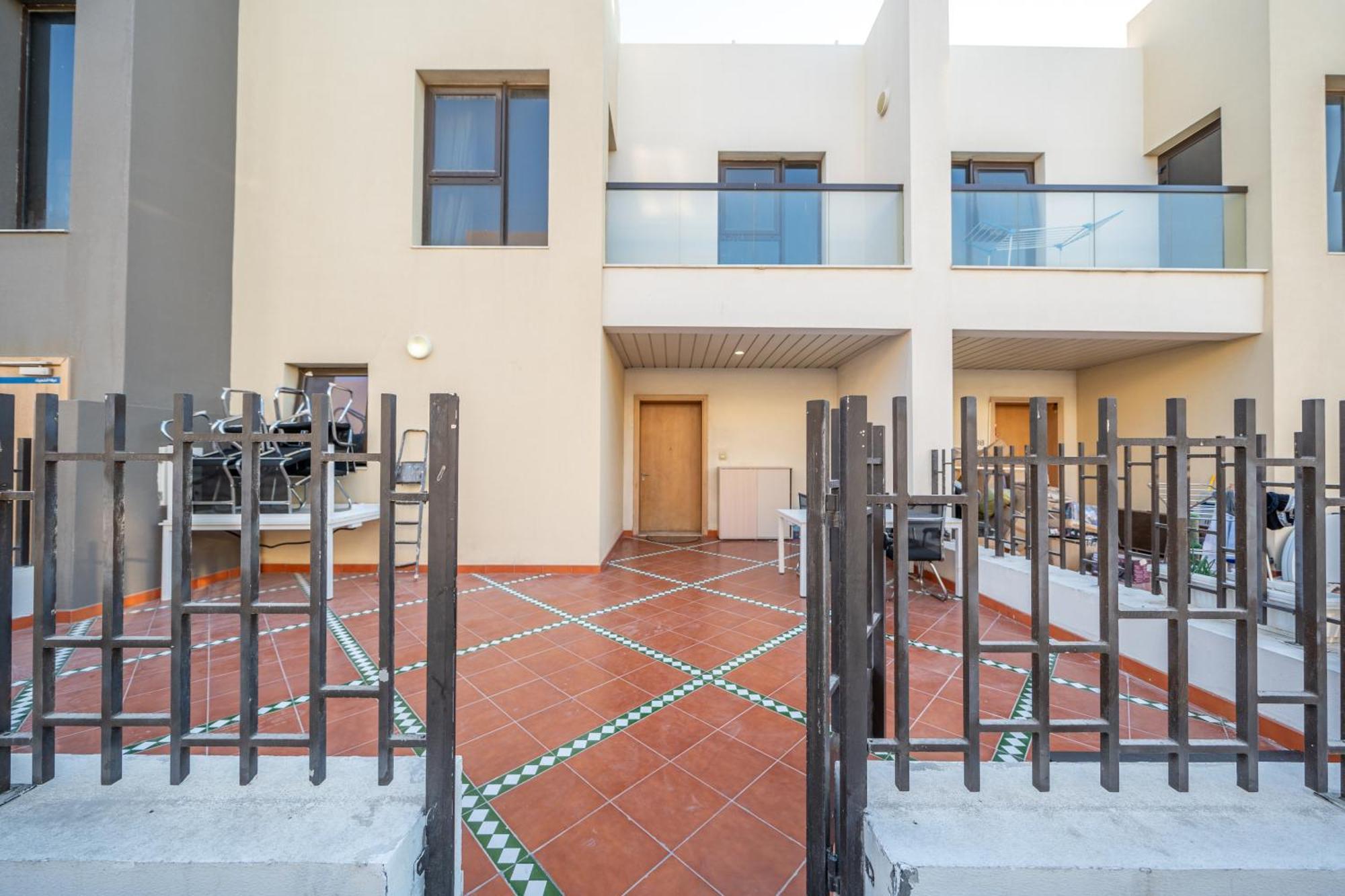 Villa Elegant 3br Sky With Large Balcony And Yard Dubai