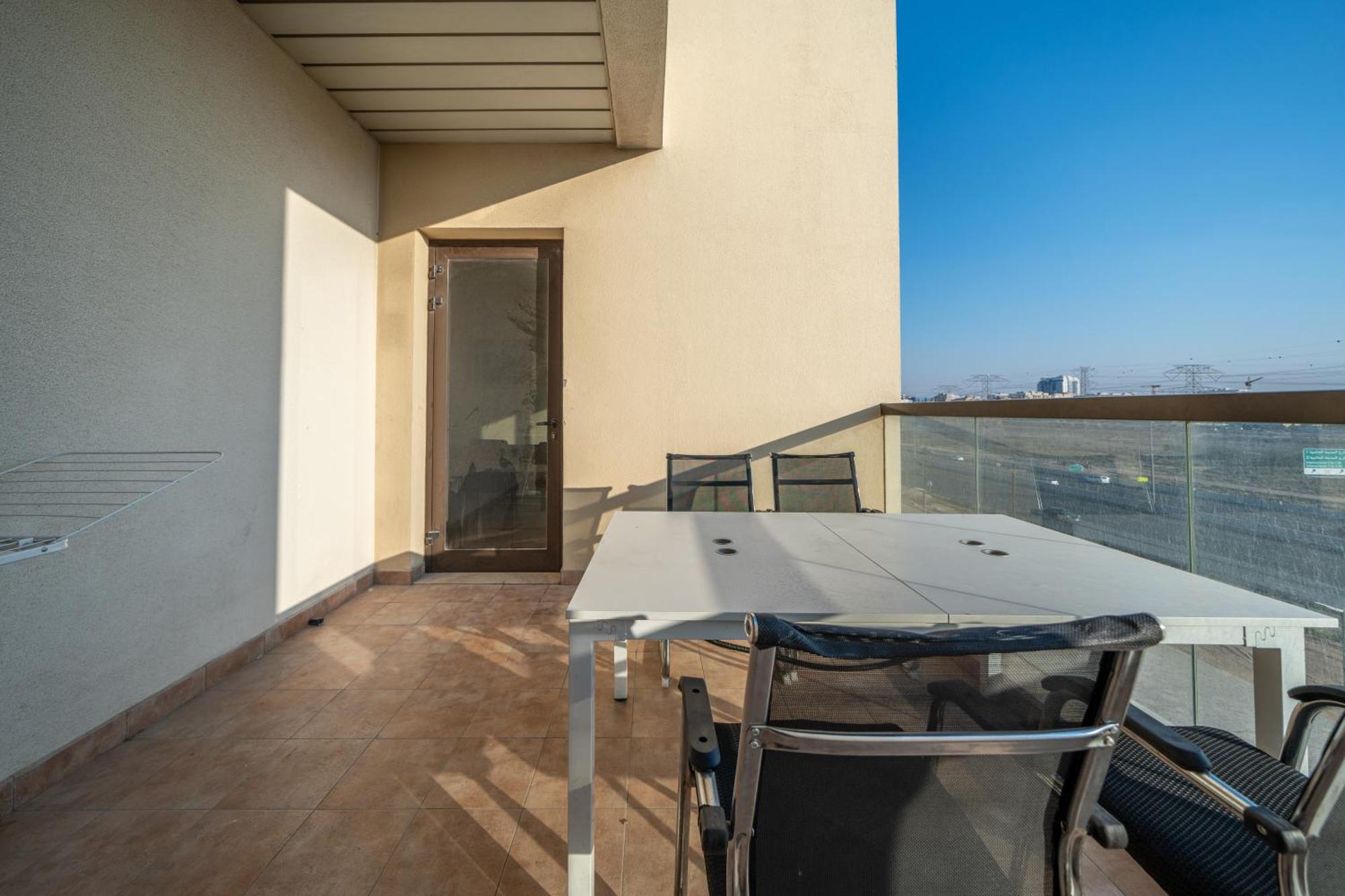 Villa Elegant 3br Sky With Large Balcony And Yard Dubai