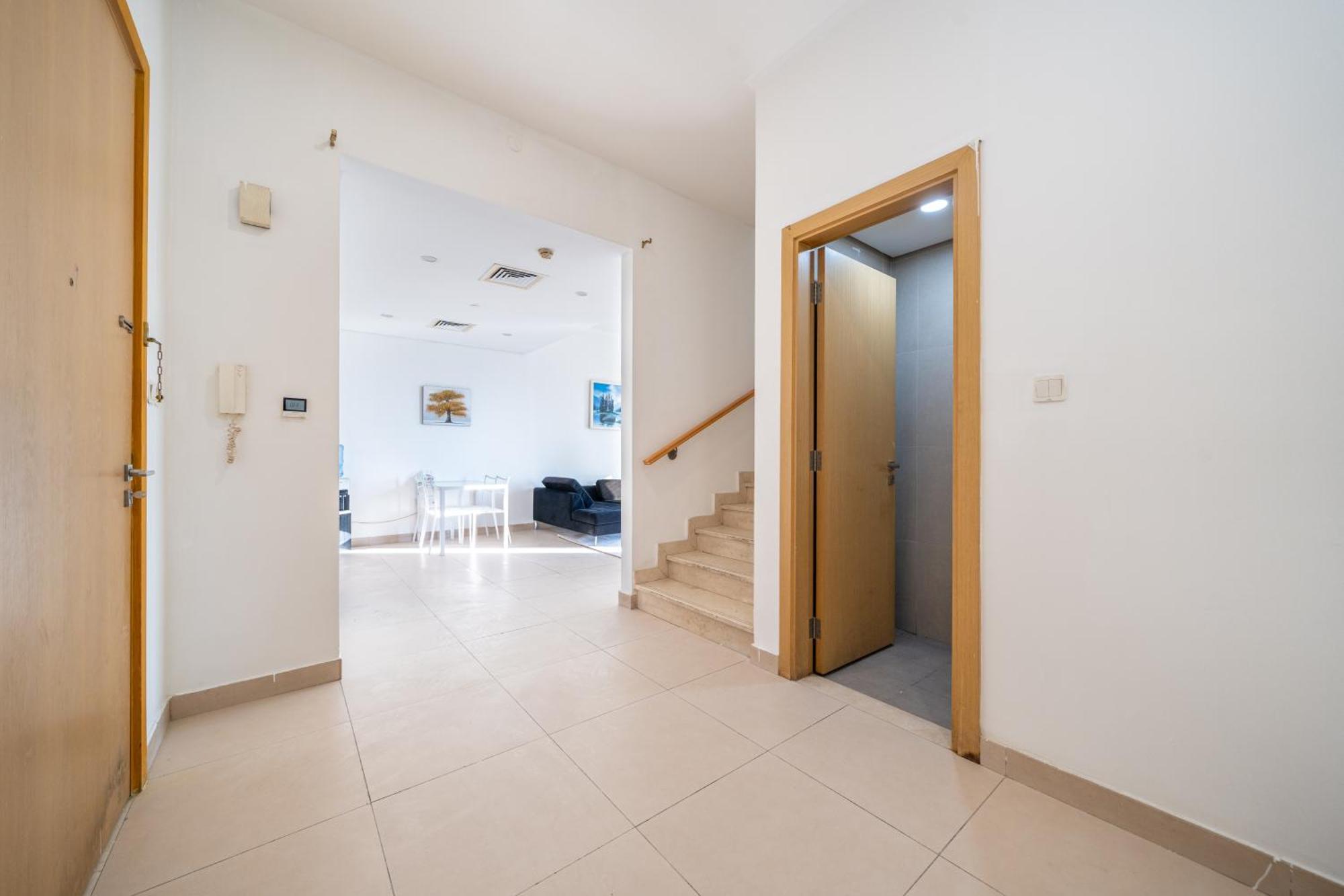 Elegant 3br Sky With Large Balcony And Yard Villa Dubai