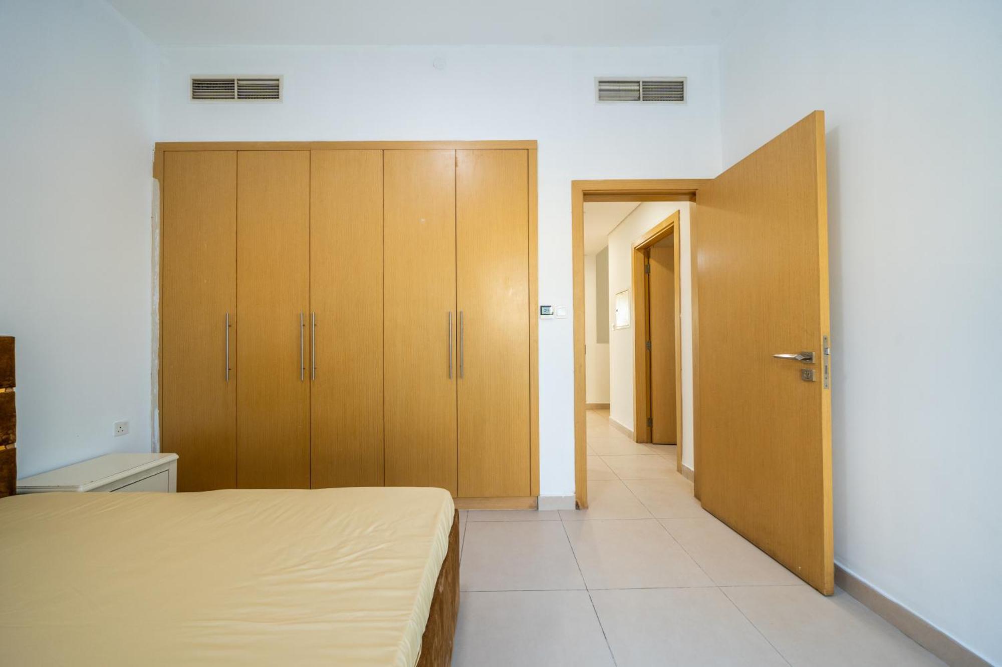 Villa Elegant 3br Sky With Large Balcony And Yard Dubai