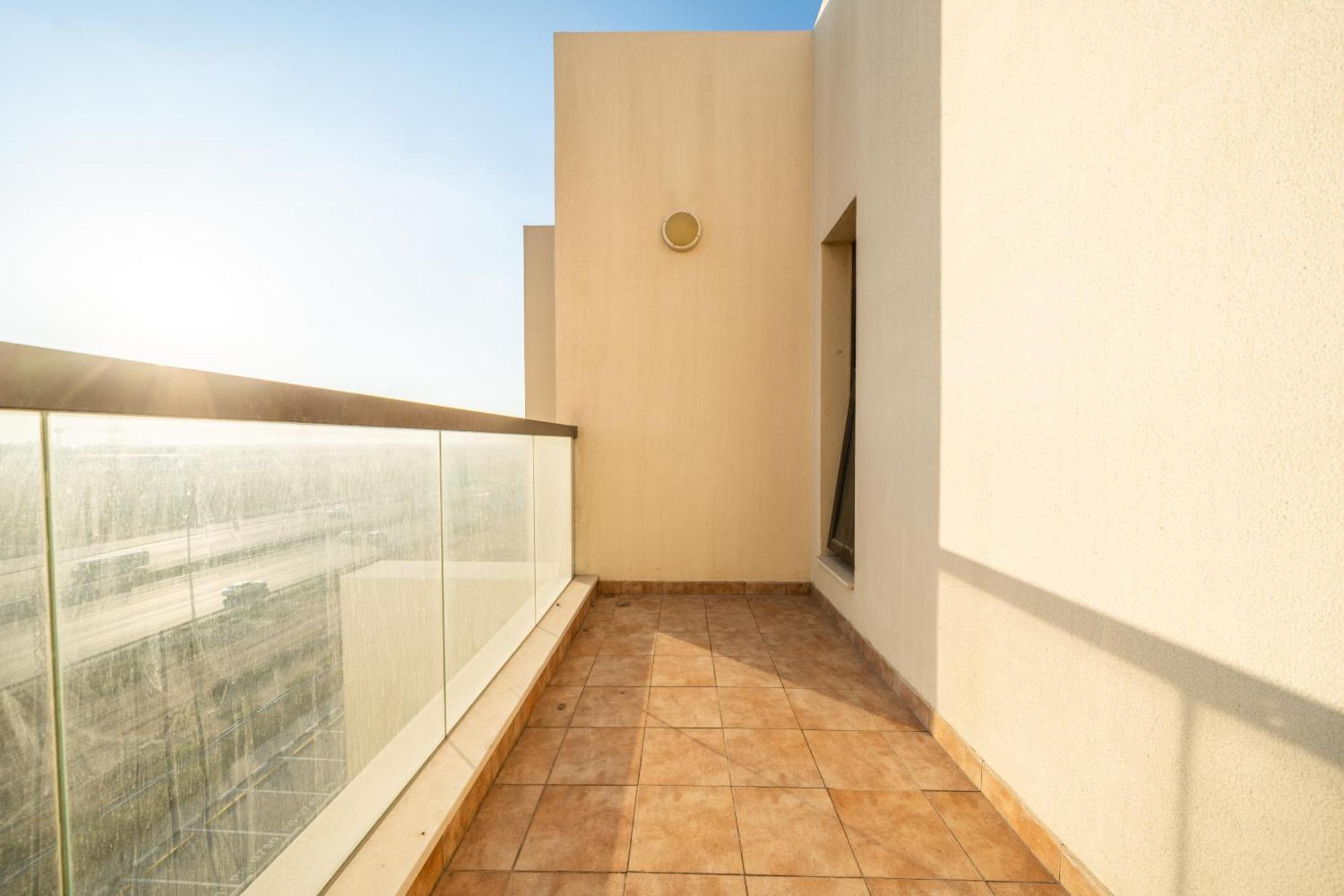 Villa Elegant 3br Sky With Large Balcony And Yard Dubai