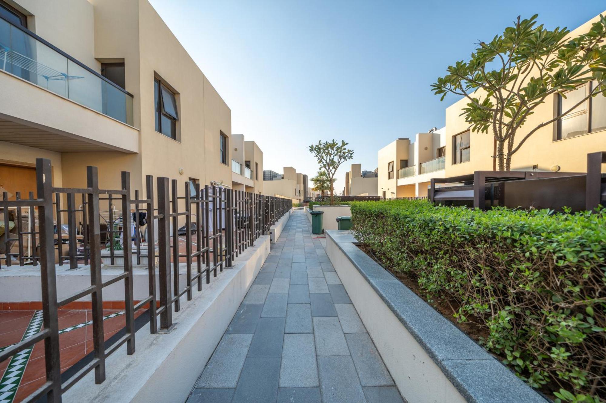 Elegant 3br Sky With Large Balcony And Yard Dubai