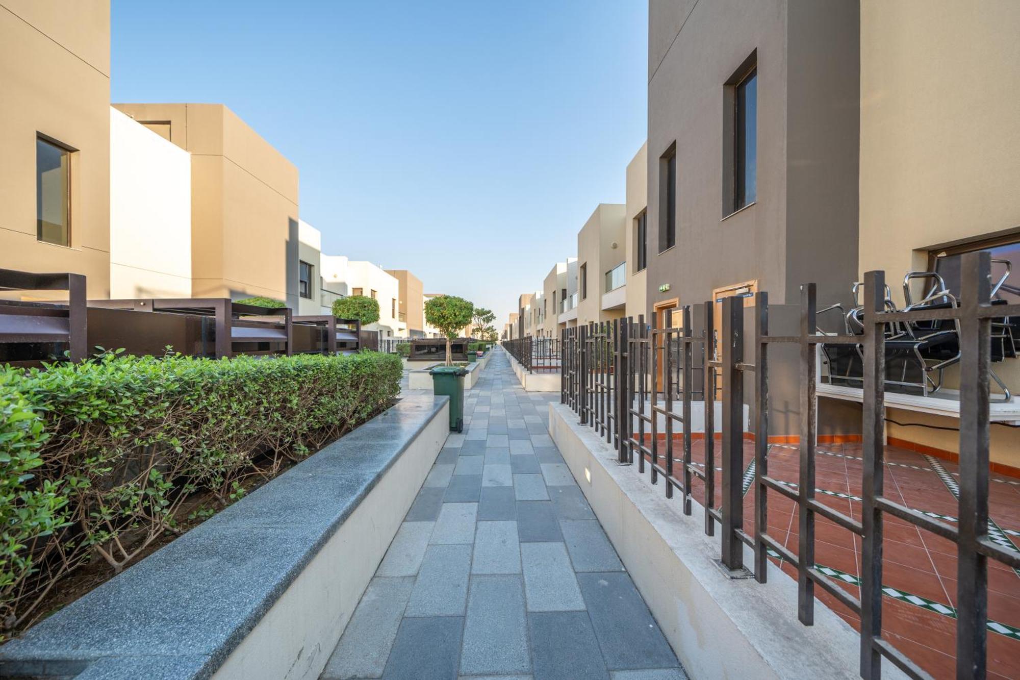 Elegant 3br Sky With Large Balcony And Yard Dubai