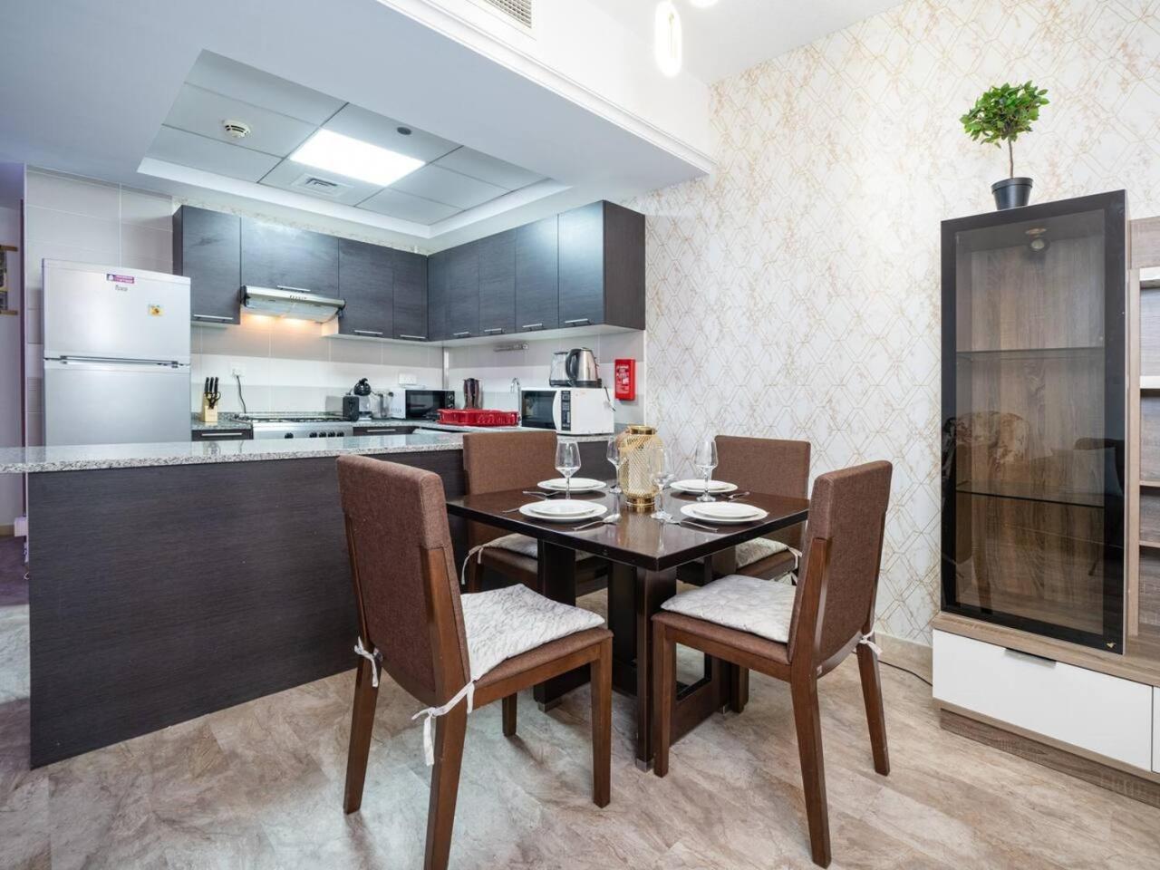 Chic And Spacious 1-bedroom In Prime Location In Jvt Apartment Dubai
