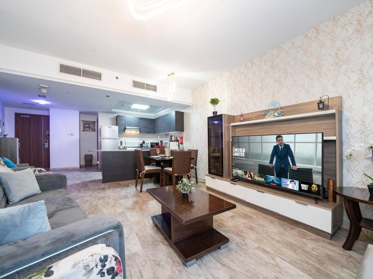 Chic And Spacious 1-bedroom In Prime Location In Jvt *