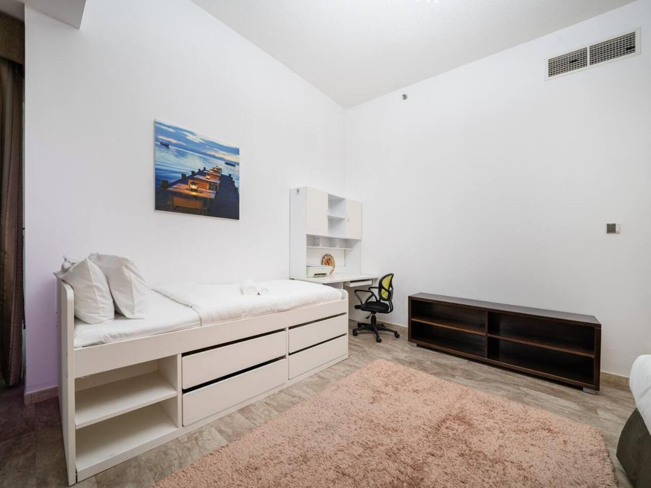 Apartment Chic And Spacious 1-bedroom In Prime Location In Jvt *