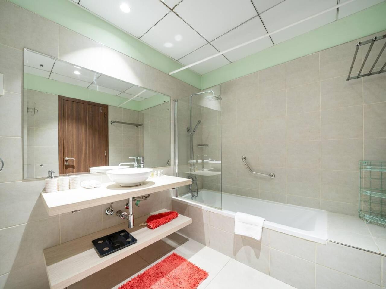 Chic And Spacious 1-bedroom In Prime Location In Jvt *