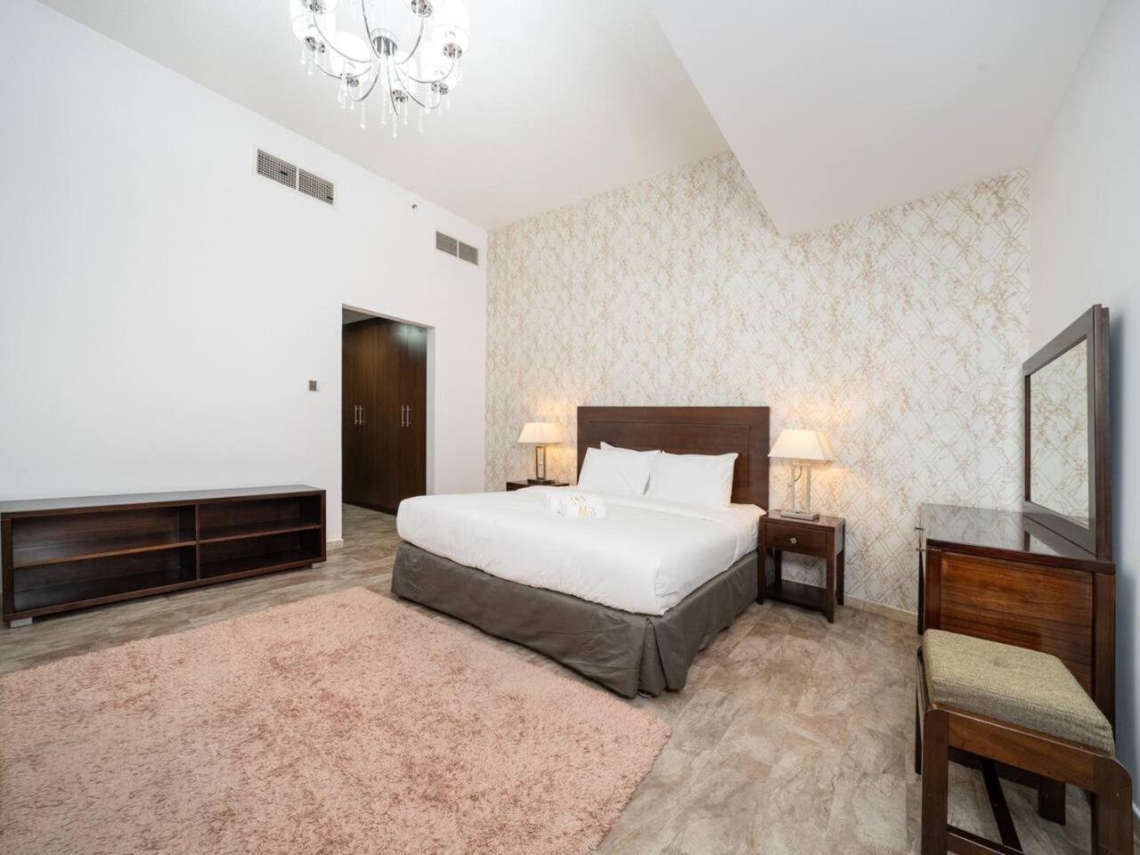 Chic And Spacious 1-bedroom In Prime Location In Jvt Apartment Dubai