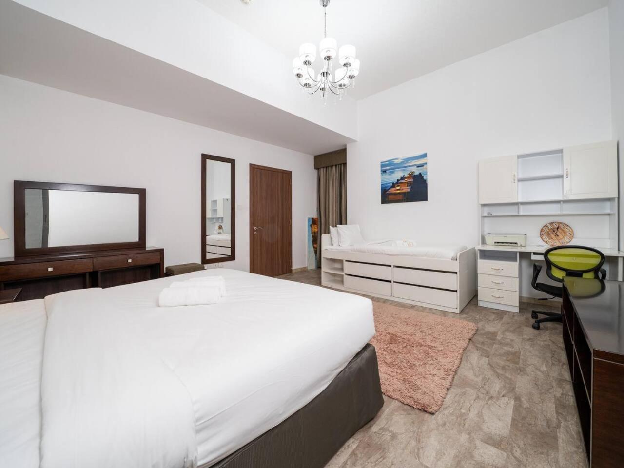 Chic And Spacious 1-bedroom In Prime Location In Jvt * Dubai
