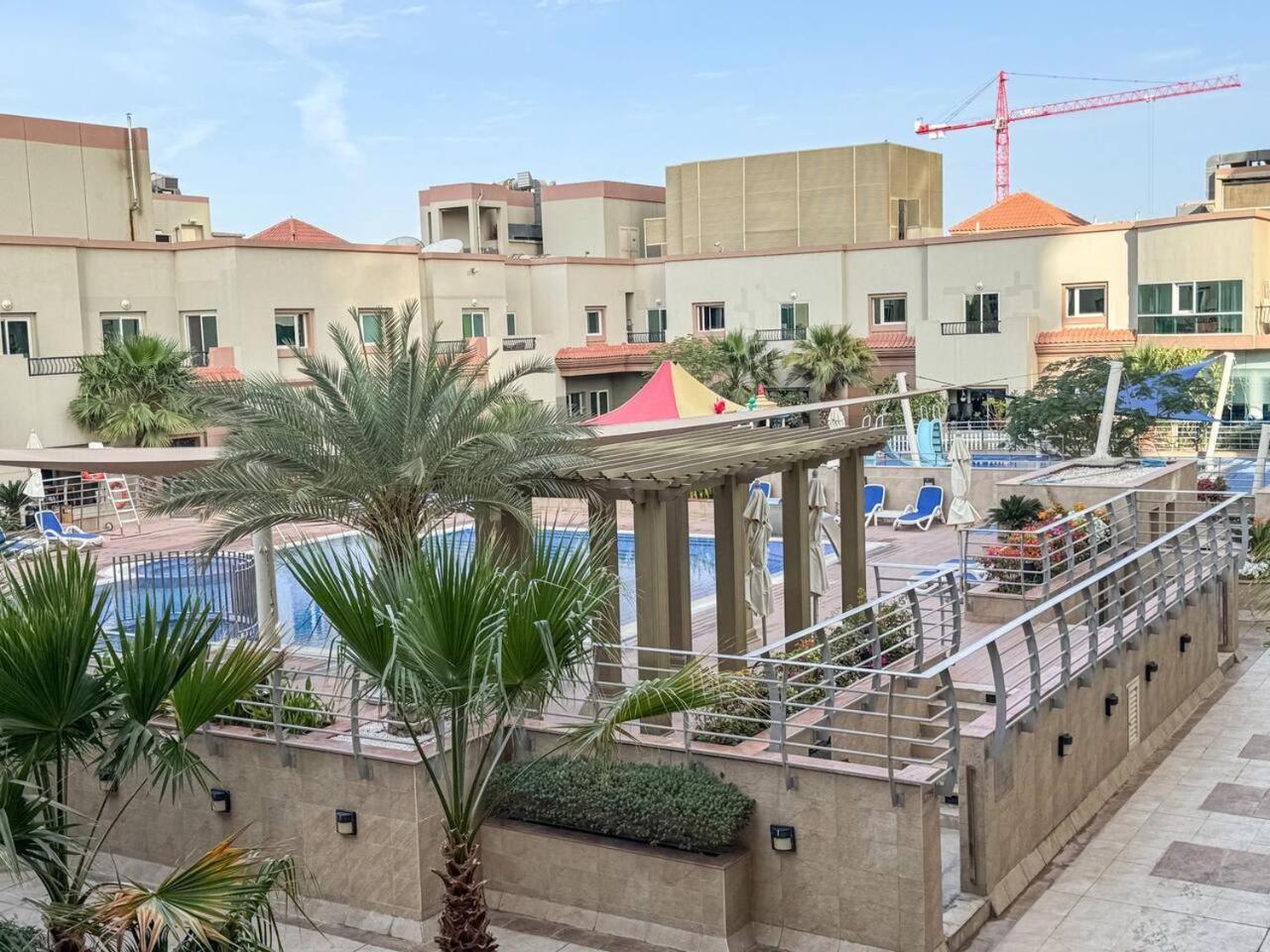 Apartment Chic And Spacious 1-bedroom In Prime Location In Jvt *