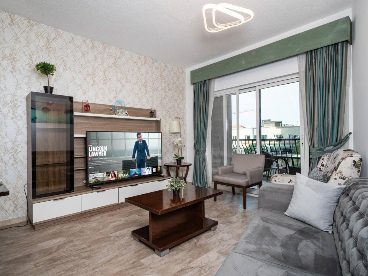 Chic And Spacious 1-bedroom In Prime Location In Jvt Apartment