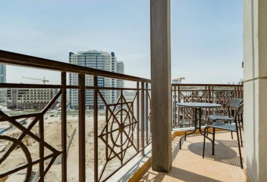 Serene Masters Bedroom With Balcony & Shared Kitchen Apartment *