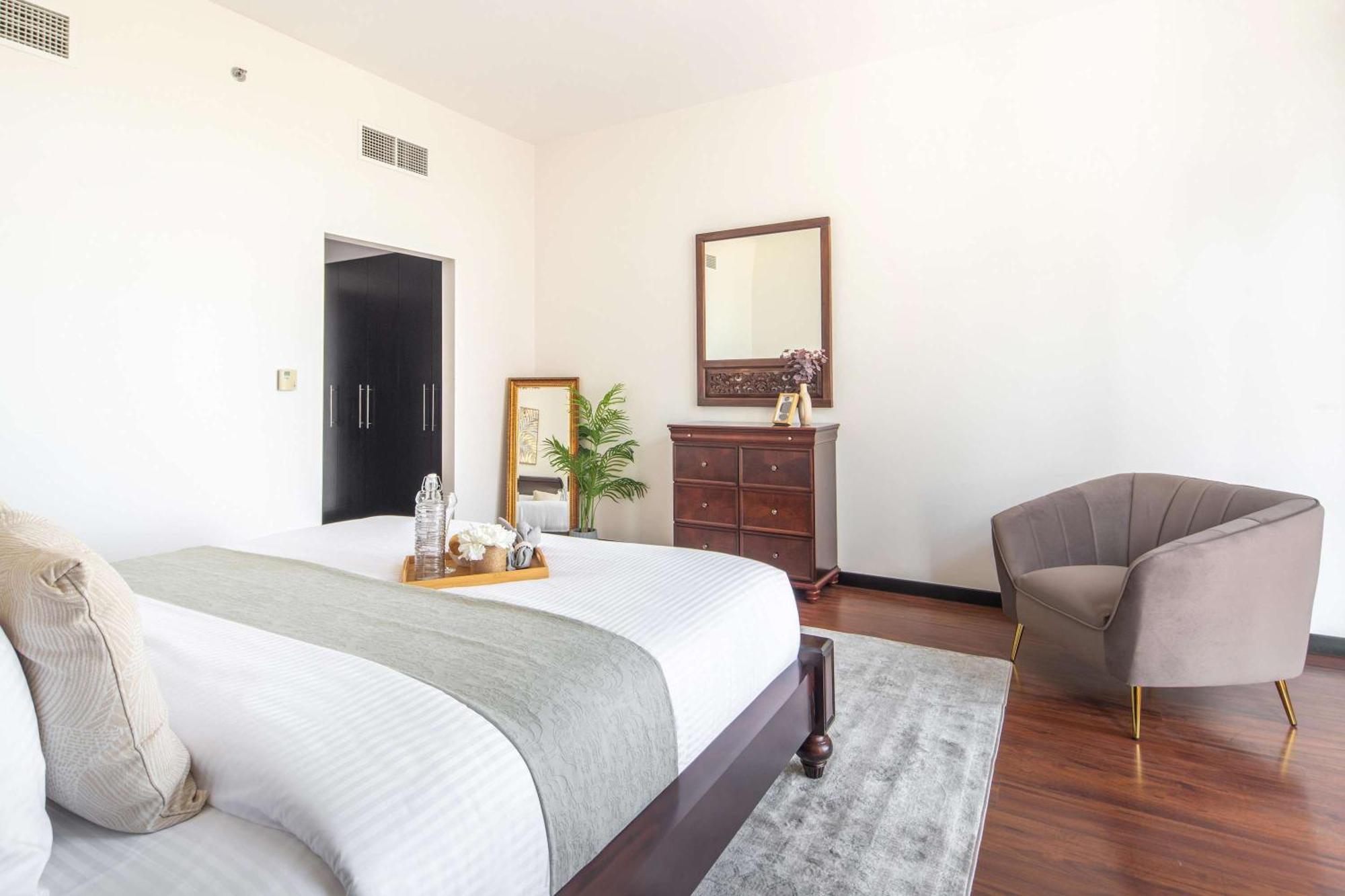 Frank Porter - Lakes Apartment Dubai