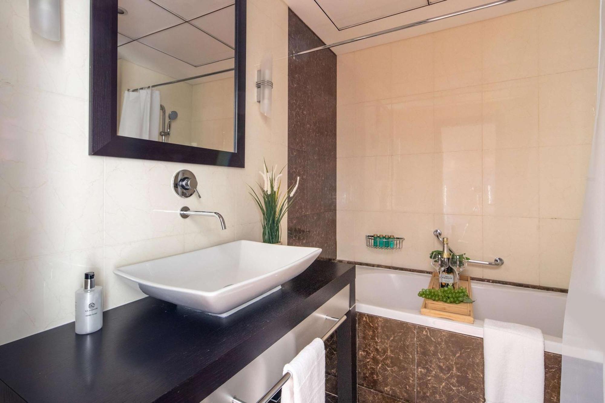 Apartment Frank Porter - Lakes Dubai