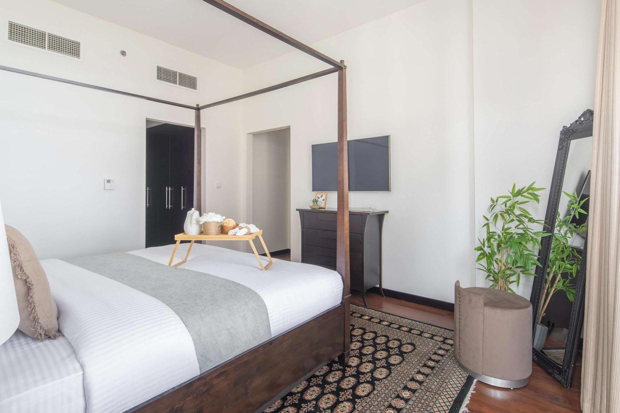 Frank Porter - Lakes Apartment Dubai