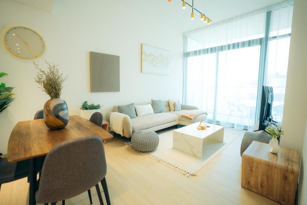 Luxury 2 Bedroom Unit, Prime Location Apartment