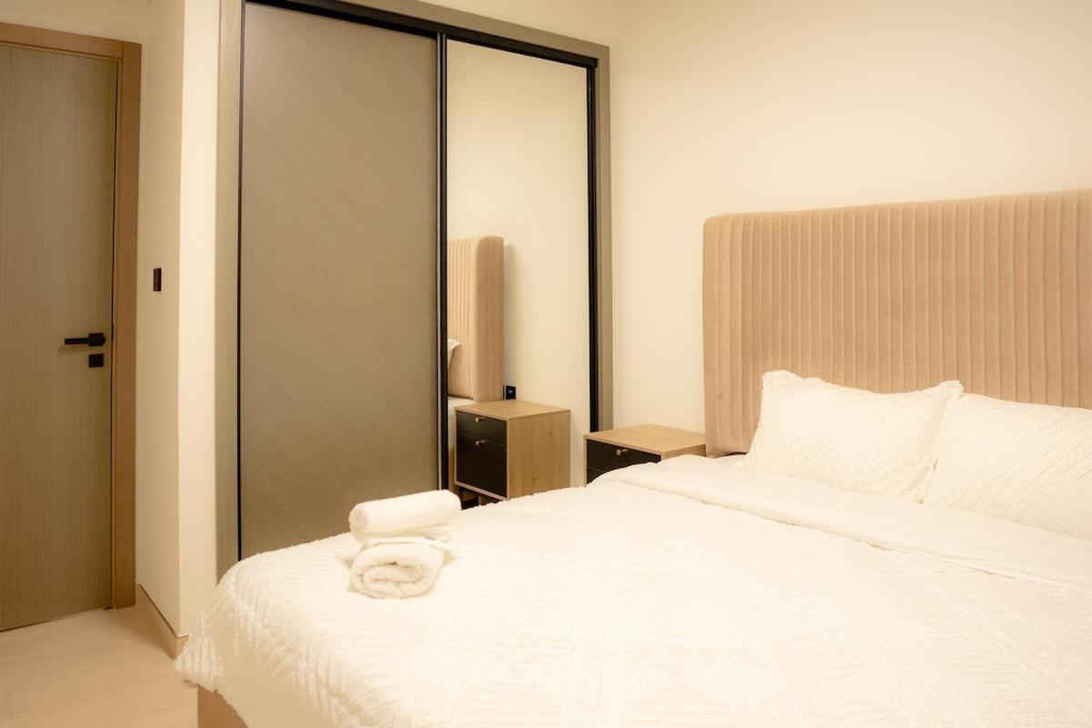 Apartment Luxury 2 Bedroom Unit, Prime Location *