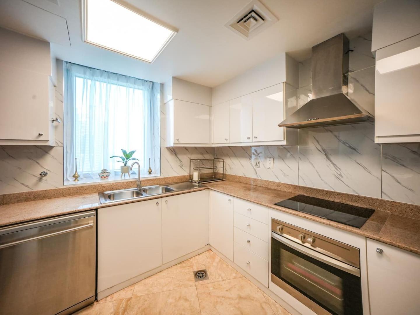 Apartment Deluxe 3 Bedroom With Marina & Sea View