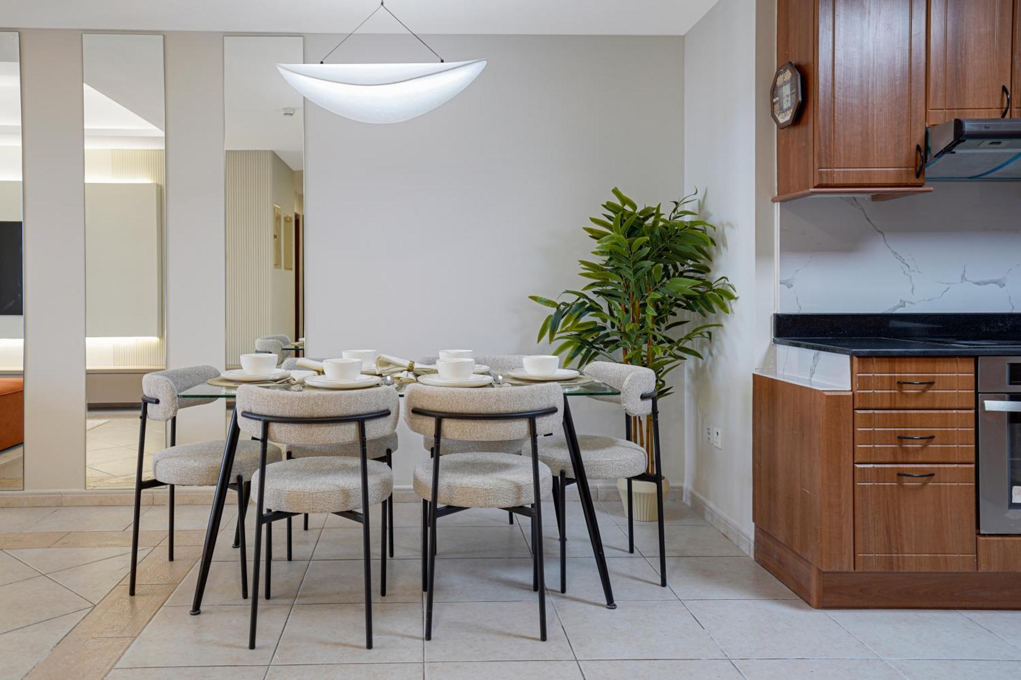 Apartment 28- Affortable Cozy Living, Work Friendly, Longer Stays Next To Tram