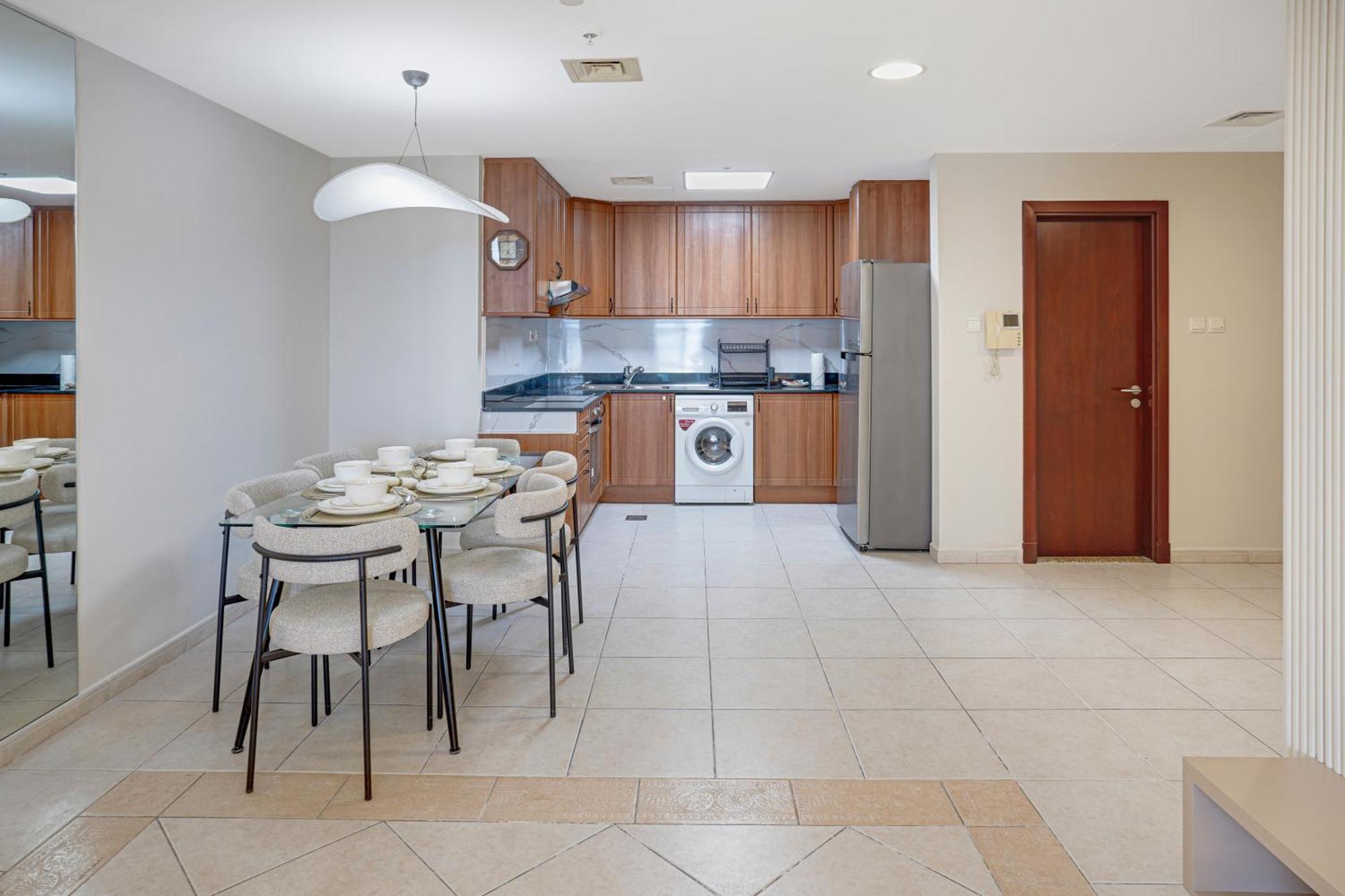 28- Affortable Cozy Living, Work Friendly, Longer Stays Next To Tram Apartment *