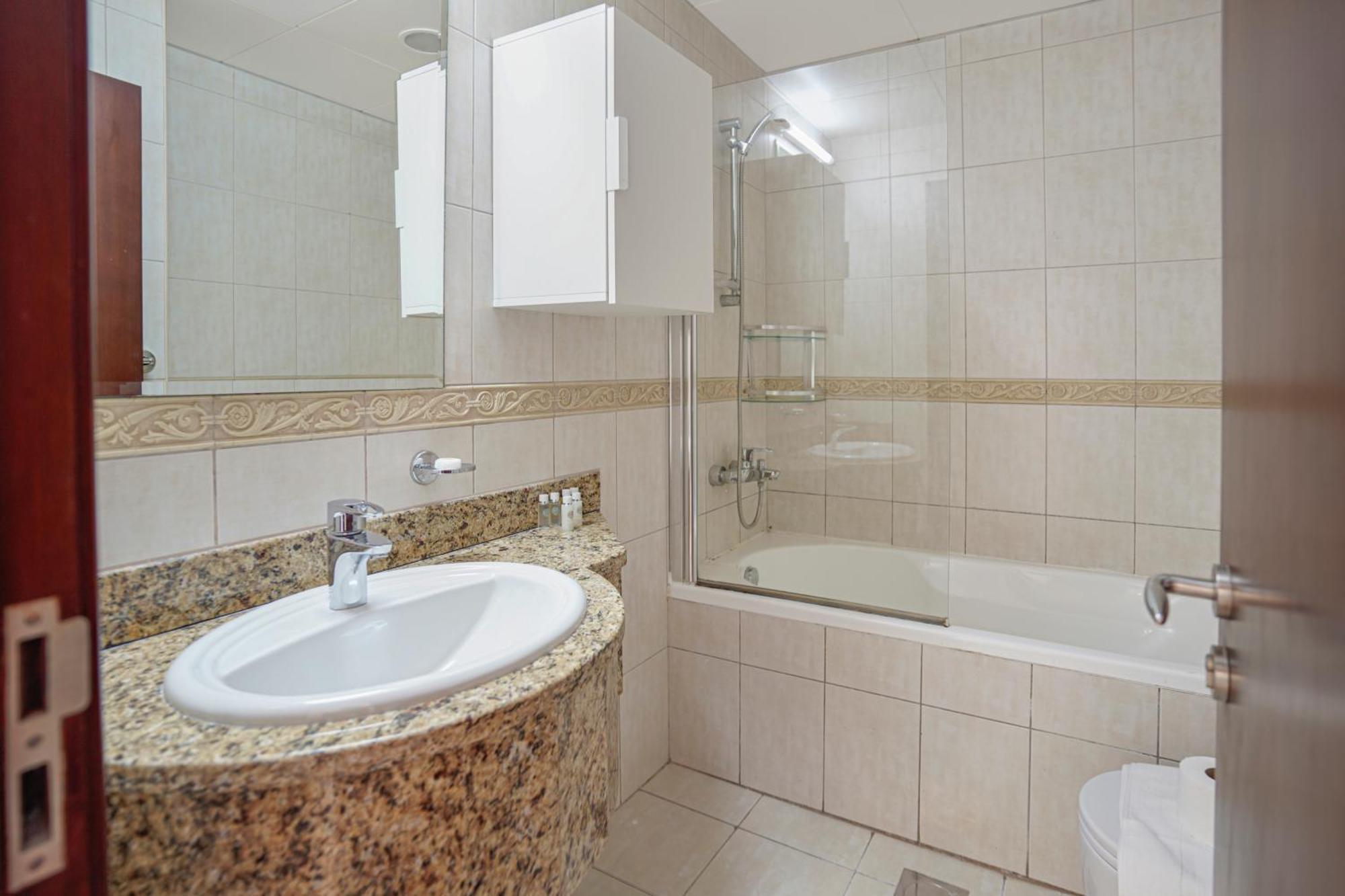 28- Affortable Cozy Living, Work Friendly, Longer Stays Next To Tram