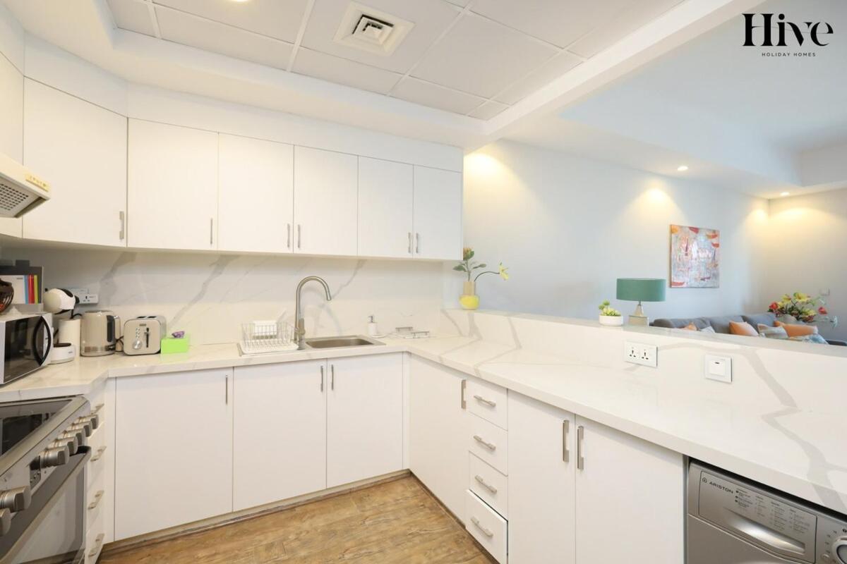 Gorgeous 1 Bed In Churchill Tower, Business Bay * Dubai