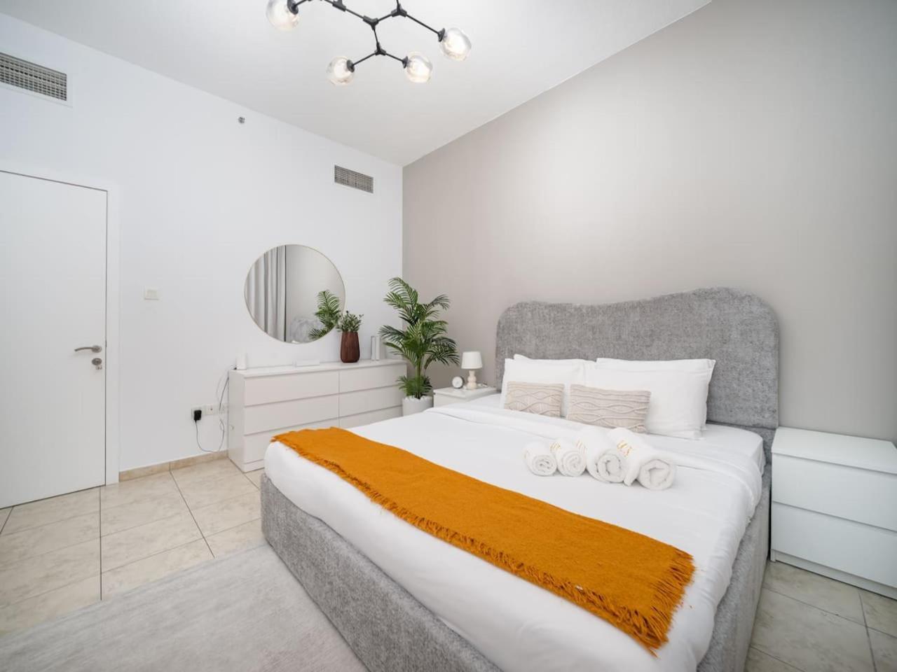 Apartment Elegant And Spacious 2-bedroom In Jvt