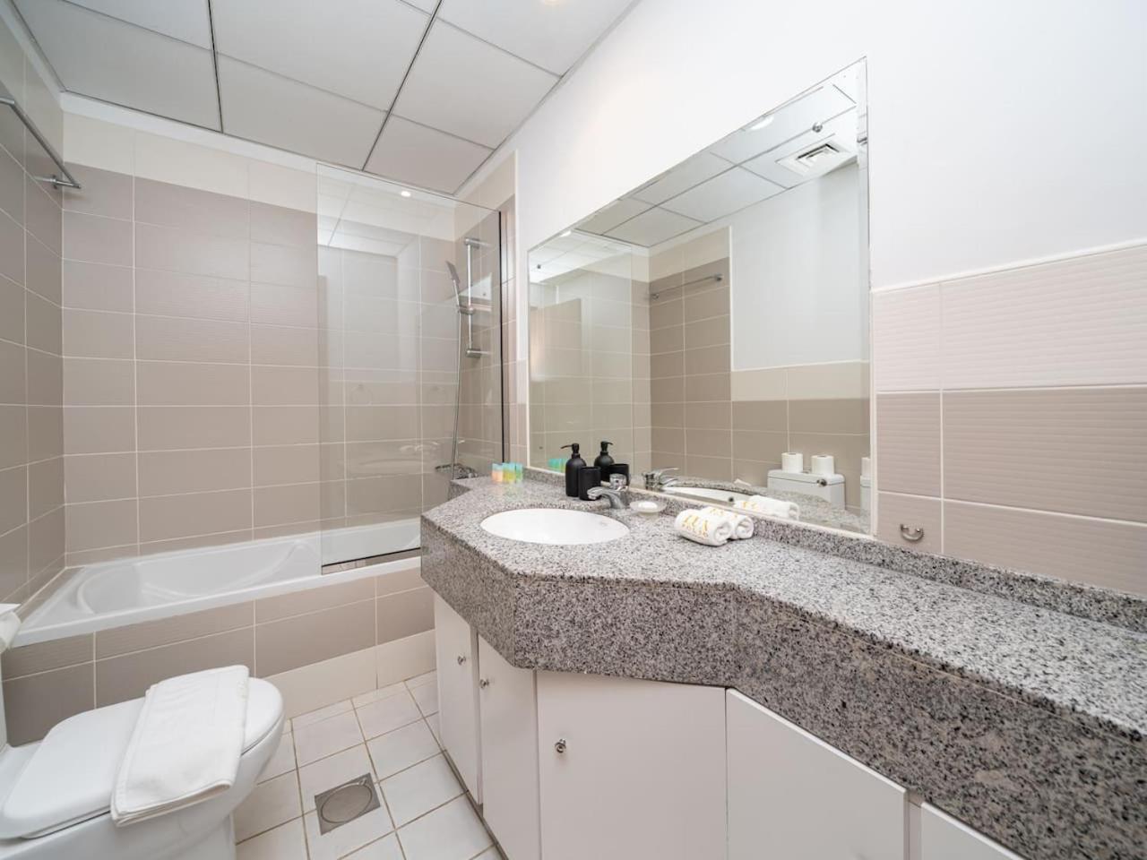 Apartment Elegant And Spacious 2-bedroom In Jvt *