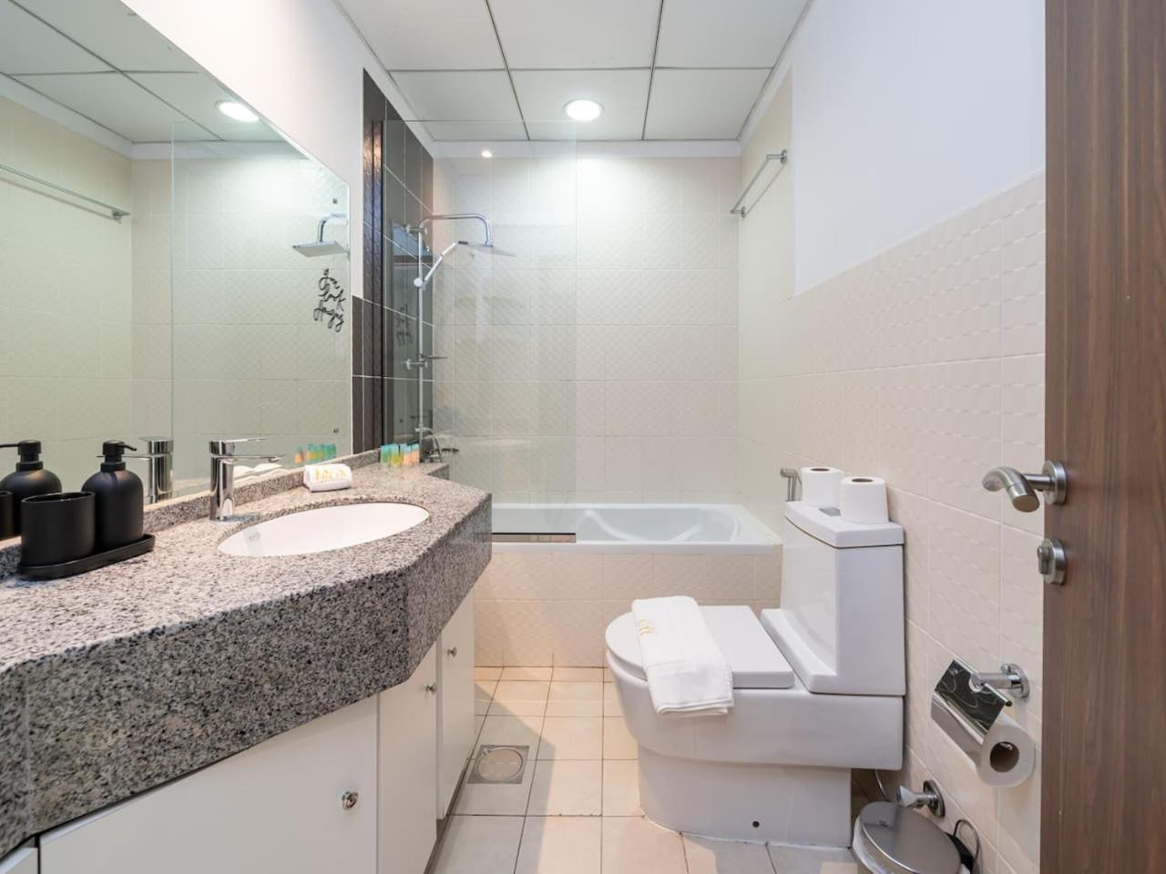 Apartment Elegant And Spacious 2-bedroom In Jvt
